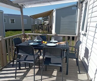 Terrasse avec table et chaises du camping Val Océan-bord de plage