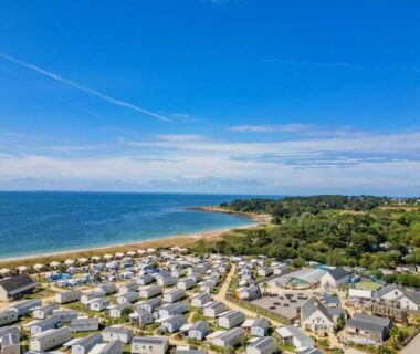 Vue aérienne du littoral et des mobil-homes au camping Val Océan-bord de plage