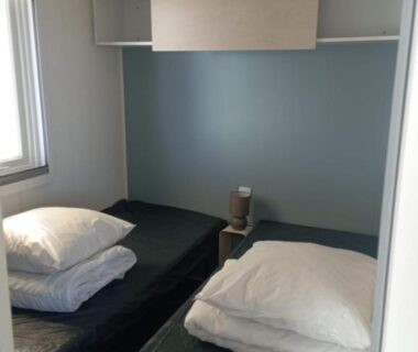 Chambre avec deux lits et fenêtre au Val Océan-bord de plage