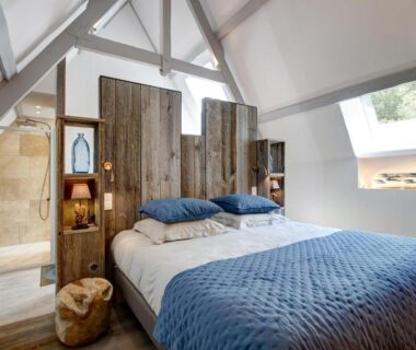Chambre mansardée avec lit double et velux au camping Vallée de Pratmeur