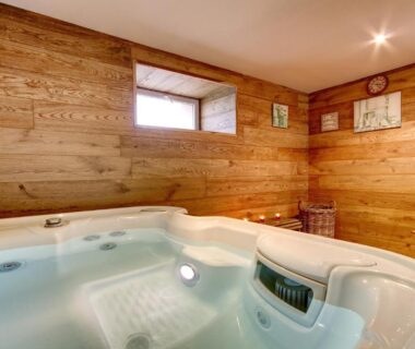 Salle de spa avec jacuzzi intérieur au camping Vallée de Pratmeur