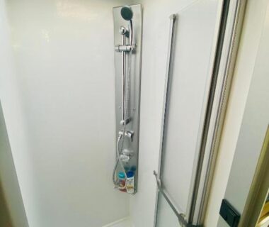Cabine de douche compacte avec pommeau et vasistas dans le Vanlodge