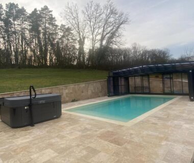 Terrasse avec piscine extérieure couverte et spa au Vanlodge