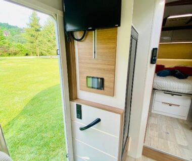 Intérieur du van avec télévision et rangements au Vanlodge