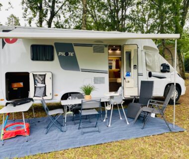 Emplacement de camping avec auvent table et chaises devant le Vanlodge