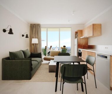 Séjour lumineux avec canapé kitchenette et balcon au Versants – La Croix Valmer