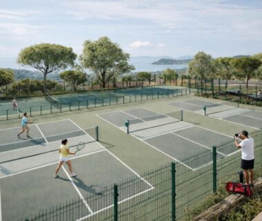 Terrains de tennis face à la mer au camping Versants La Croix Valmer