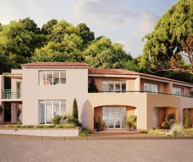 Façade du bâtiment principal avec pins au camping Versants La Croix Valmer
