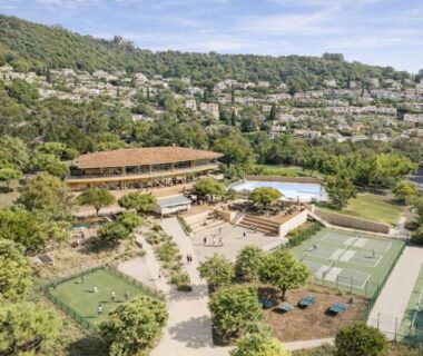 Domaine avec piscine et courts de tennis au camping Versants La Croix Valmer