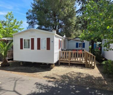 Allée ombragée avec mobilhome et terrasse du mobilhome Vias Plage Camping Les Salisses