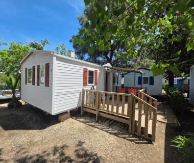 Terrasse ombragée avec rampe et arbres mobilhome du Camping Les Salisses à Vias Plage