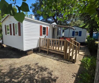 Mobilhome avec terrasse ombragée et rampe d'accès au Camping Les Salisses à Vias Plage