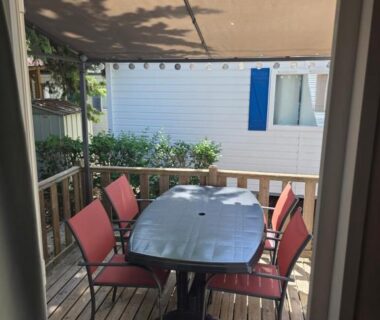 Terrasse en bois avec table et chaises du mobilhome Camping Les Salisses Vias Plage