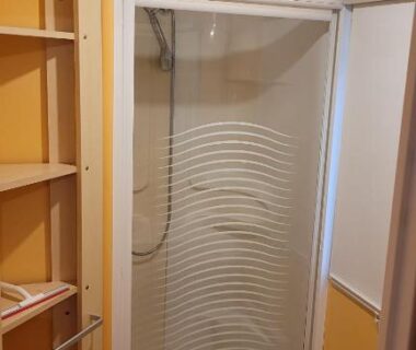 Salle de bain avec cabine de douche au Vias-Plage Camping Les Salisses Quality Holidays