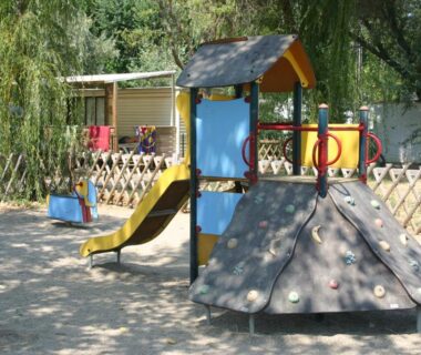 Aire de jeux avec toboggan au Vias-Plage Camping Les Salisses Quality Holidays
