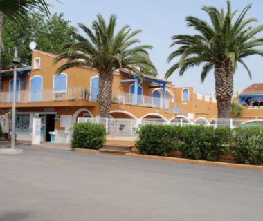 Façade bordée de palmiers au Vias-Plage Camping Les Salisses Quality Holidays