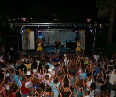 Scène extérieure avec foule en soirée au camping Vias-Plage Les Salisses Quality Holidays