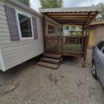 À Vias plage terrasse couverte et marches devant mobil-home au mobil-home MER et SOLEIL camping La Carabasse
