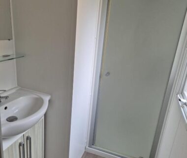 Salle de bain avec douche et lavabo dans le mobil home Vias plage Mer et Soleil La Carabasse