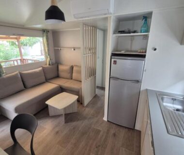 Intérieur du mobil home coin salon et kitchenette à Vias plage MER & SOLEIL La Carabasse 6 a 8 personnes