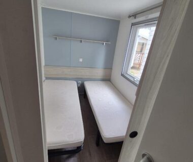 Chambre du mobil home avec deux lits simples au Vias plage MER et SOLEIL La Carabasse