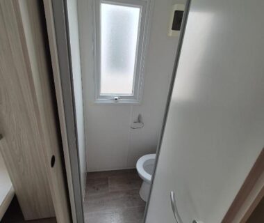 Salle d'eau avec WC dans le mobil home Vias plage Mer et Soleil camping La Carabasse 6 à 8 personnes
