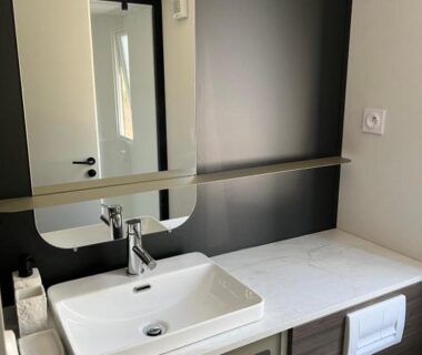 Salle de bains avec vasque et miroir du camping View and Dream