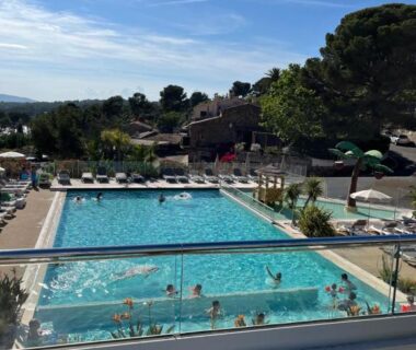 Piscine extérieure transats et terrasse au camping View and Dream