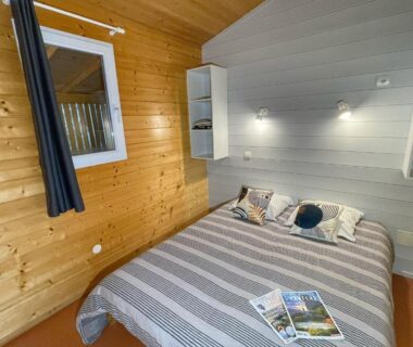 Chambre double avec lit lampes et fenêtre dans le Village de Chalets
