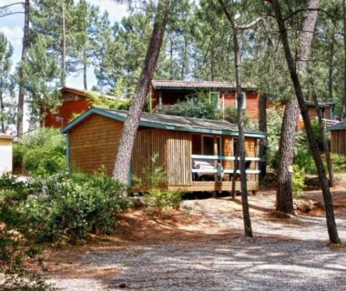 Allée boisée avec chalets en bois dans le Village de Chalets