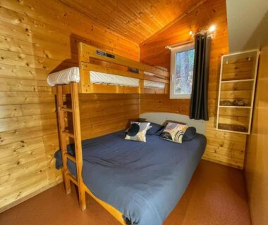 Chambre en bois lit double et lit superposé dans le Village de Chalets