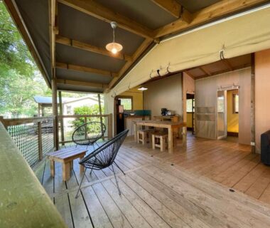 Terrasse couverte avec coin repas et kitchenette du Village loisirs de Goule
