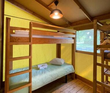 Intérieur de locatif avec lits superposés au Village loisirs de Goule