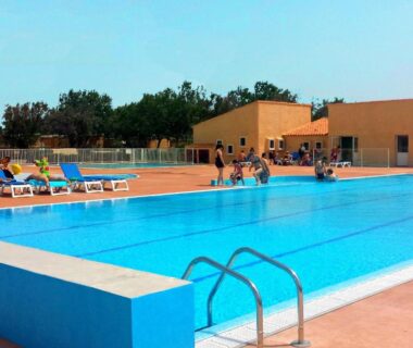 Piscine extérieure avec transats au Village vacances & camping de Gruissan