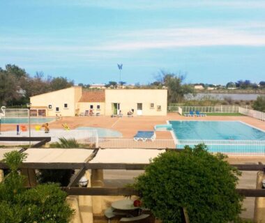 Piscine extérieure et solarium au Village vacances et camping de Gruissan