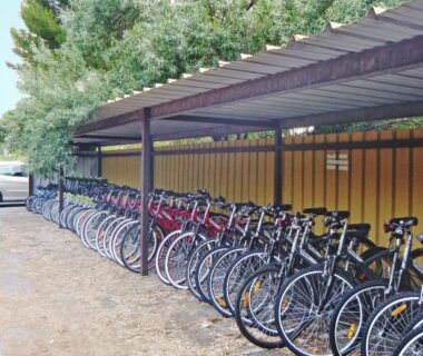 Abri à vélos alignés au Village vacances et camping de Gruissan