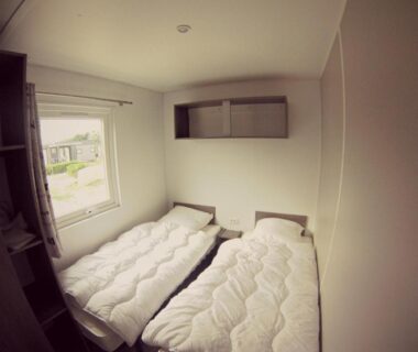 Chambre avec deux lits simples dans le Village vacances & camping de Gruissan