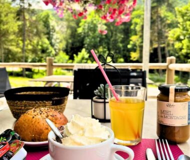 Terrasse petit déjeuner avec café jus et pain à Villages de Chalets et camping La Pierre de l'Aigle