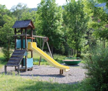 Aire de jeux avec toboggan aux Villages de Chalets et camping La Pierre de l'Aigle