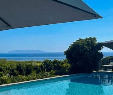 Piscine et parasol face à la mer au camping Vista Mare