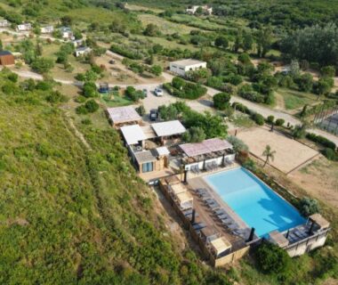 Cap Corse piscine extérieure et bungalows du camping Vista Mare