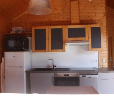 Cuisine équipée dans un chalet en bois au Volcans Vacances Les Chalets Du Lac