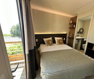 Chambre avec lit double et balcon au camping Voltaire