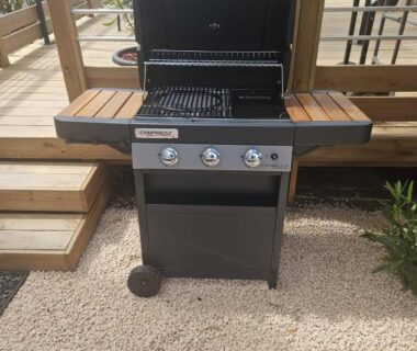 Terrasse en bois avec barbecue à gaz au camping Voltaire