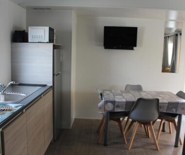 Intérieur kitchenette et coin repas dans Vos meilleures vacances au Montourey