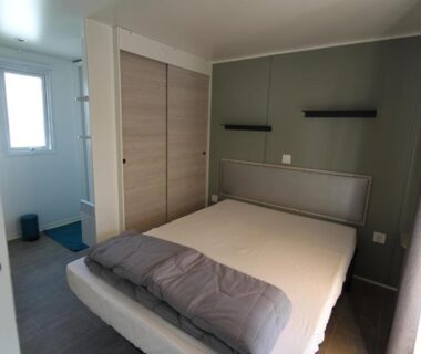 Chambre double avec lit et placard dans l'hébergement Vos meilleures vacances au Montourey