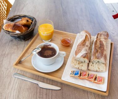 Terrasse avec café jus d'orange baguettes et viennoiseries au Youcamp Village Marseille Provence