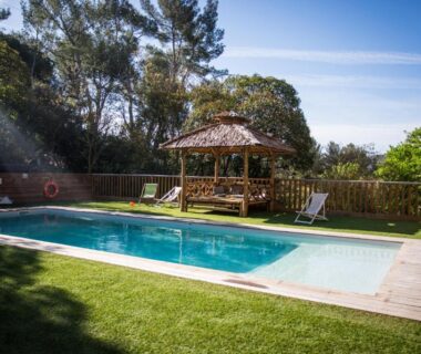 Jardin avec piscine et kiosque au Youcamp Village Marseille Provence