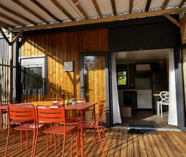 Terrasse en bois avec table et chaises rouges au Youcamp Village Marseille Provence