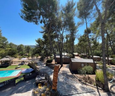 Piscine et mobil-homes sous les pins au Youcamp Village – Marseille Provence